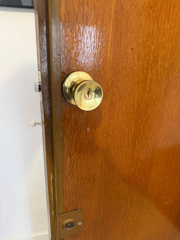 Serrure tubulaire à bouton extérieure