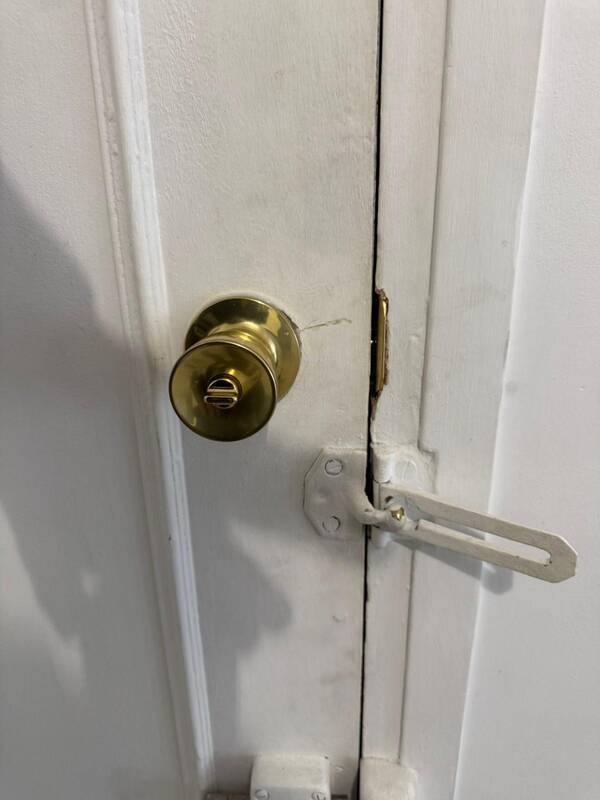 Serrure tubulaire à bouton intérieure